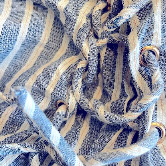 Adorable Guess linen blend tie up/zipper shorts - Picture 9 of 9